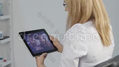 医生通过视频聊天与一对已婚夫妇汇报体检结果.. 在线医学。 4K